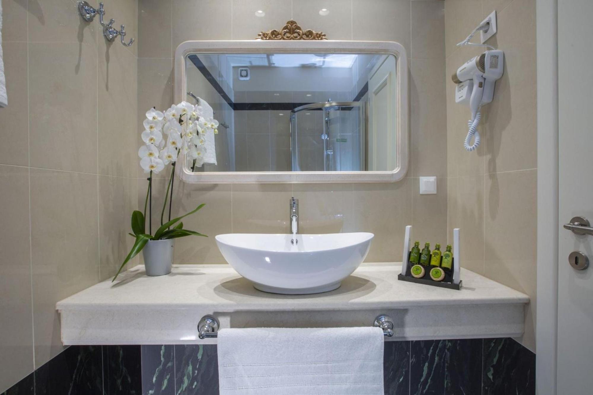 Vk Luxury Suites - Private Parking - Adults Only Νυδρί Εξωτερικό φωτογραφία